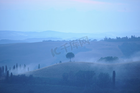 风景画背景摄影照片_意大利托斯卡纳乡村风景画