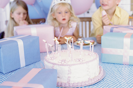 带生日蛋糕的女孩