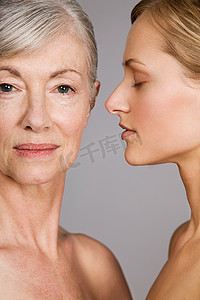 年轻女性和老年女性的面孔