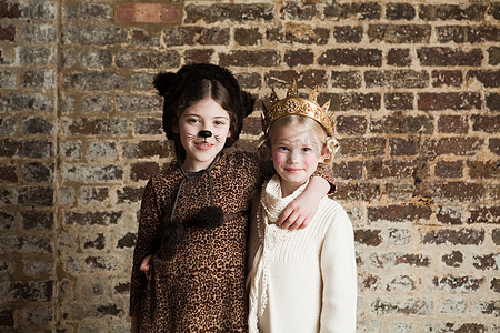 心冠摄影照片_年轻女孩打扮成猫和女王