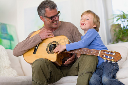 会弹吉他的父子俩