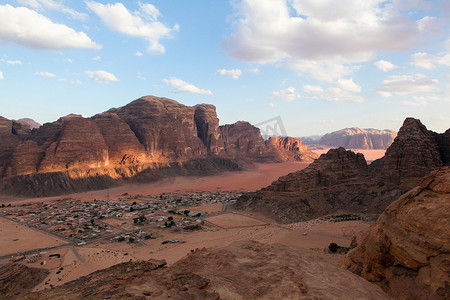 俯瞰沙漠摄影照片_从空中俯瞰沙漠山谷中的城镇