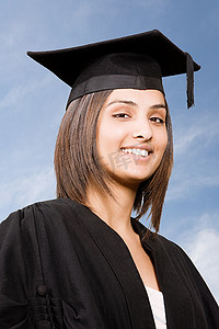 毕业仪式摄影照片_年轻女子毕业