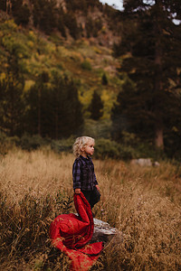 王凯摄影照片_美国加利福尼亚州红杉国家公园矿物王小男孩站在田野里拿着睡袋