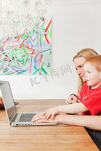 母子俩一起使用笔记本电脑