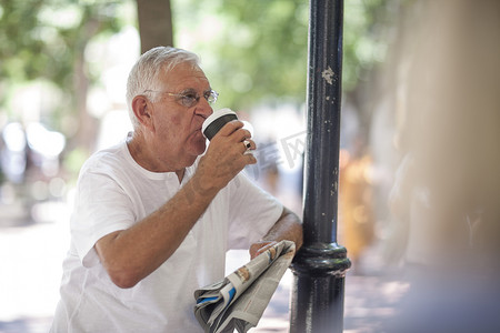 在城市里喝外卖咖啡的老人