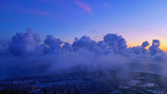 耀眼光芒摄影照片_晚霞云层黄昏日落天空城市海口5