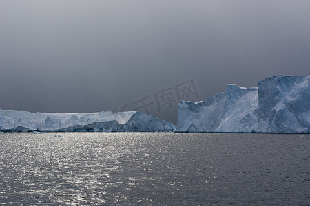 格陵兰岛迪斯科湾伊卢利萨特冰湾的暴风云和冰山