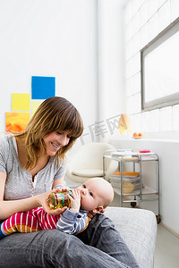 童装上新摄影照片_母亲用奶瓶哺育男婴