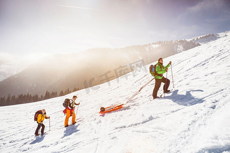 保暖衣物摄影照片_越野滑雪者上坡