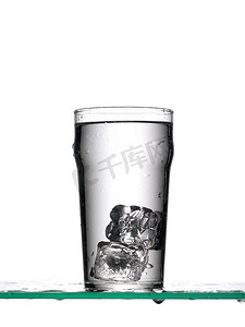 透明纯色摄影照片_一杯水中的冰块
