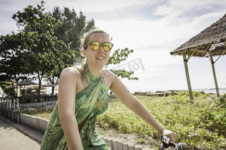 印尼龙目岛吉利·特拉旺根海岸附近的一名女子骑自行车