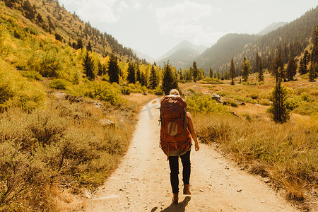 美国加利福尼亚州红杉国家公园背着背包走在乡村小路上的女人后景矿物之王