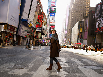 马路背景摄影照片_一名女子在时代广场横穿马路