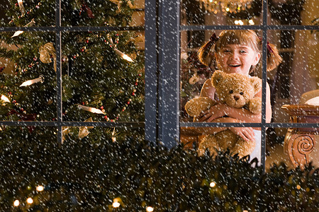 雪窗户摄影照片_看着雪的小女孩