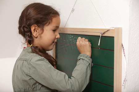 女孩在小黑板上写字