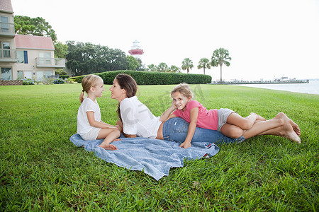 安康快乐摄影照片_快乐的母女们躺在草地上