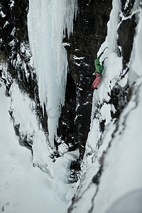 登山者带着镐下雪山