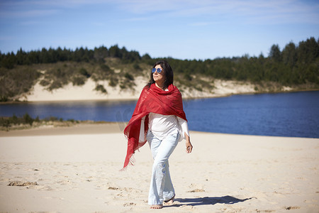51畅游摄影照片_穿红围巾的女子在海滩上畅游