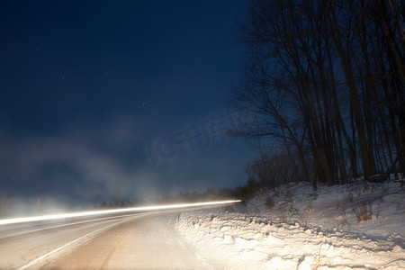 汽车在积雪的乡村道路上长时间暴露