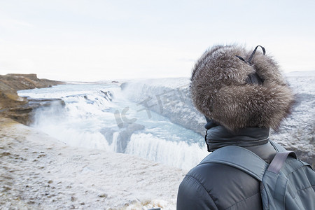 追逐摄影照片_观赏位于冰岛西南部河峡谷中的瀑布