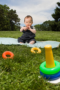 公园里戴着玩具戒指的男婴