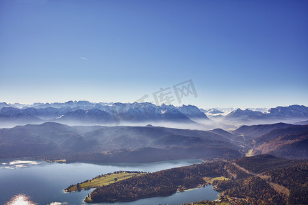 大气群山摄影照片_从高空俯瞰德国巴伐利亚州沃尔臣的群山和湖泊