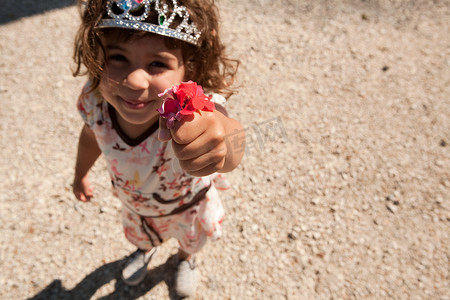符号皇冠摄影照片_戴着皇冠手持鲜花的年轻女孩