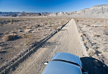 汽车行驶在美国加州死亡谷国家公园的沙漠公路上