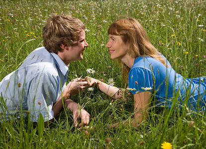 梦幻门摄影照片_男人和女人躺在花丛中