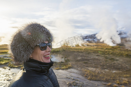位于冰岛西南部山坡上山谷的间歇泉大间歇泉地区的一名妇女