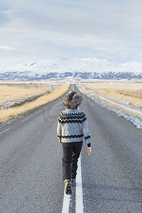 冰岛一名女子走在乡村小路中央