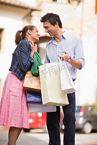 男人和女人拥抱在一起笑着购物