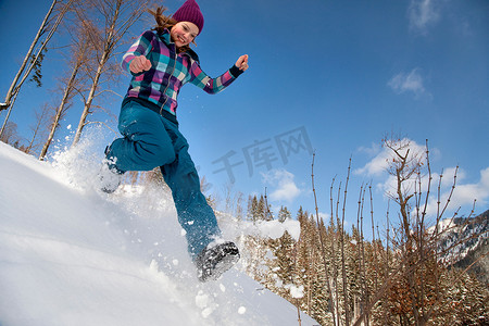 女孩跳跃在雪地里奔跑