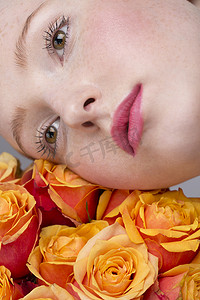 礼仪之邦摄影照片_年轻女子的肖像手持一束玫瑰