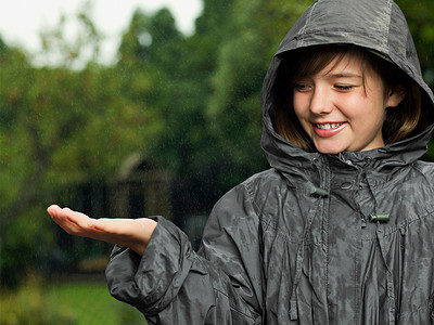 下着雨摄影照片_女孩牵着手去接雨