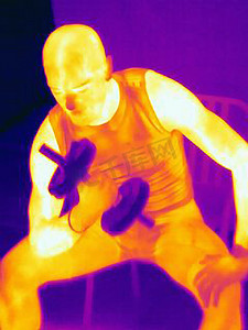 年轻男子杠铃训练的热像这张图显示了肌肉产生的热量