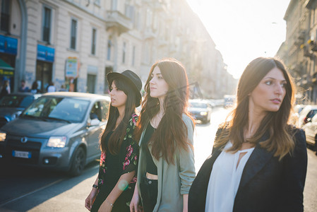 三叶草摄影照片_三名年轻女子在城市中漫步