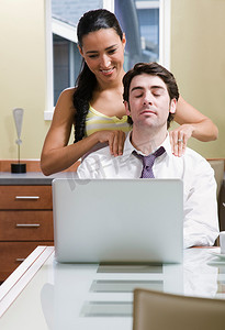 女人帮男人在电脑前放松
