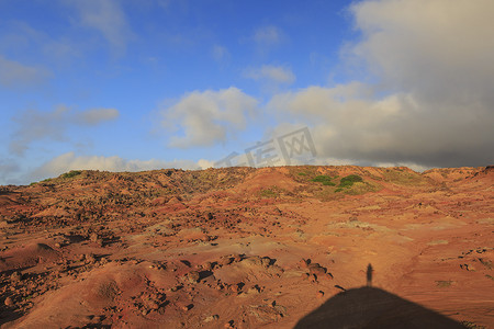 美国夏威夷拉奈岛红色泥土熔岩和岩石构成的景观