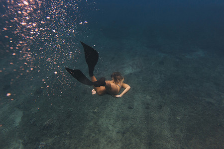 女子海上自由潜水