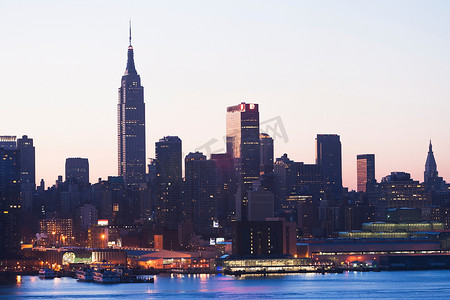 美国纽约市曼哈顿黄昏的天际线和海滨
