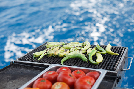 在船上烧烤蔬菜土耳其奥卢德尼兹