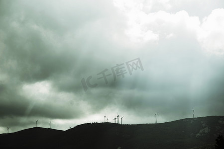 意大利撒丁岛科斯塔·斯梅拉达暴风雨天空下的风电场的低角视角