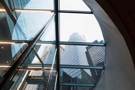 文化牌摄影照片_纽约地铁入口处的摩天大楼美国