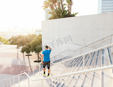 男子训练在美国加利福尼亚州圣地亚哥市中心体育设施的楼梯上