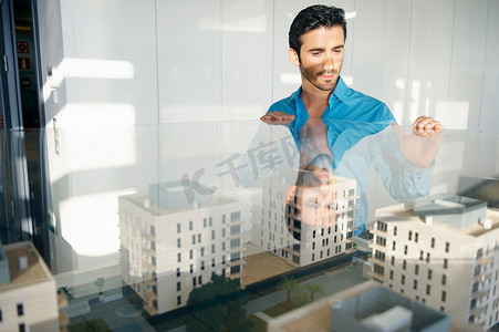 男人看着建筑模型