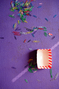 回形针符号摄影照片_紫色地毯上的回形针