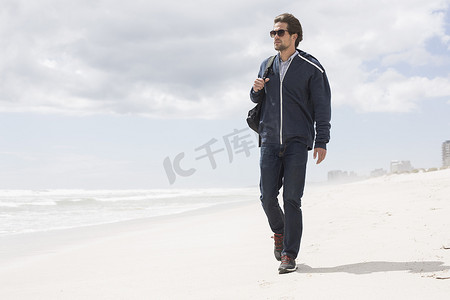 南非西开普省一名年轻男子独自在海滩上散步