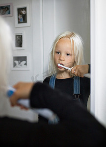 少女刷牙摄影照片_年轻女孩在刷牙